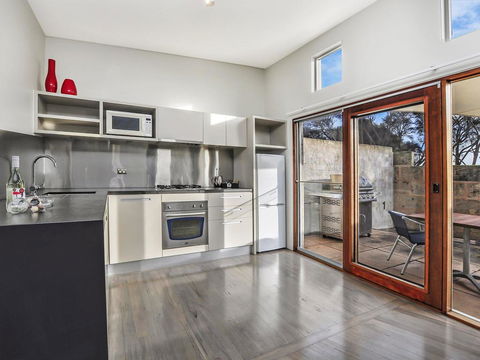 HEARN'S BEACHSIDE VILLA 2 - Tourism Canberra 1