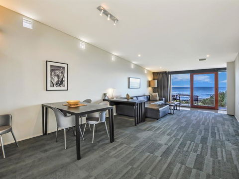 HEARN'S BEACHSIDE VILLA 2 - Tourism Canberra 2