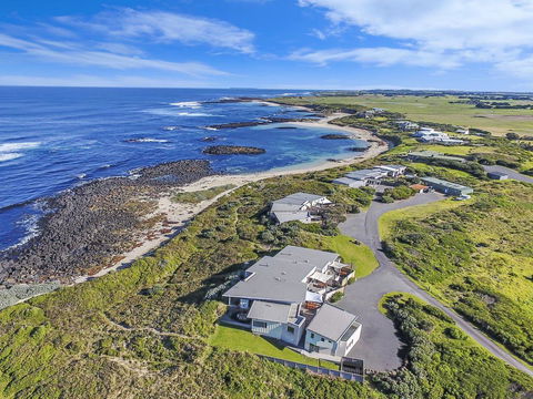 HEARN'S BEACHSIDE VILLA 2 - Tourism Canberra 3