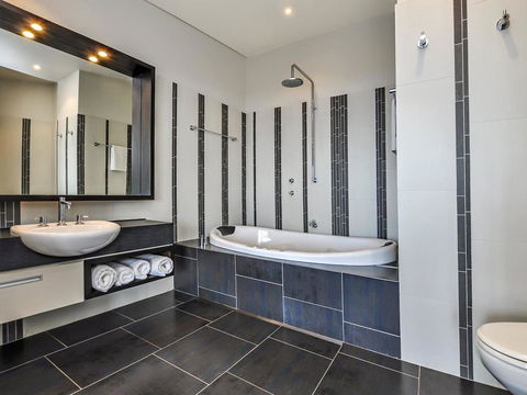 HEARN'S BEACHSIDE VILLA 3 - Tourism Canberra 3