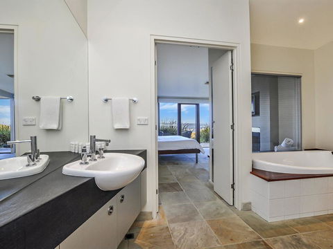 HEARN'S BEACHSIDE VILLA 4 - Tourism Canberra 1