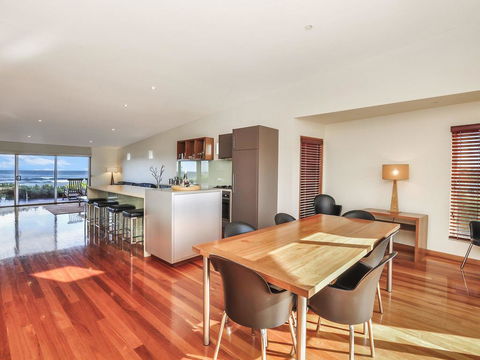 HEARN'S BEACHSIDE VILLA 7 - Tourism Canberra 2