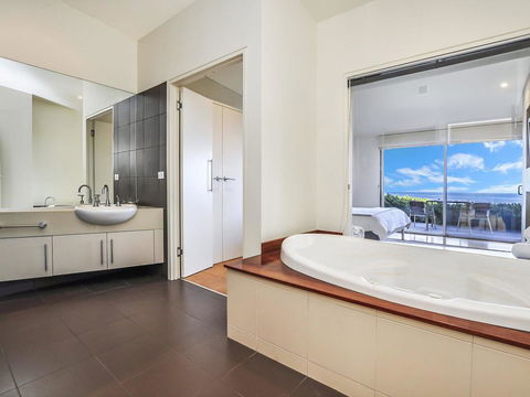 HEARN'S BEACHSIDE VILLA 7 - Tourism Canberra 1