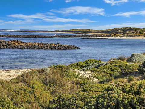 HEARN'S BEACHSIDE VILLA 7 - Tourism Canberra 3