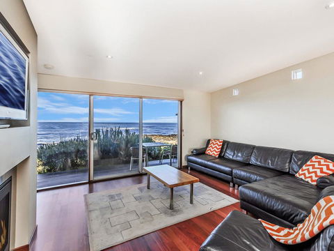 HEARN'S BEACHSIDE VILLA 8 - Tourism Canberra 3