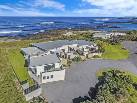 HEARN'S BEACHSIDE VILLA 8 - Tourism Canberra 0