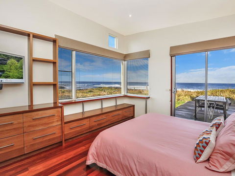 HEARN'S BEACHSIDE VILLA 9 - Tourism Canberra 3