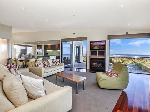 HEARN'S BEACHSIDE VILLA 9 - Tourism Canberra 2