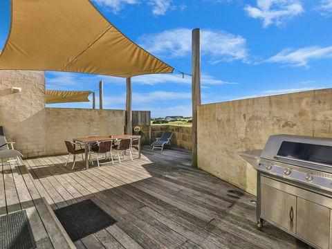 HEARN'S BEACHSIDE VILLA 9 - Tourism Canberra 1