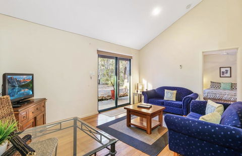 Island Brook Estate Winery And Chalets - Tourism Canberra 2