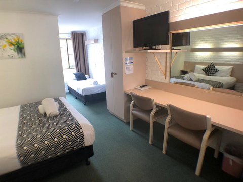 Jacaranda Place Motor Inn - Tourism Canberra 1