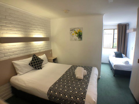 Jacaranda Place Motor Inn - Tourism Canberra 3