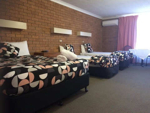 James Street Motor Inn - Tourism Canberra 3