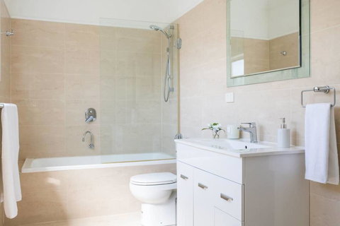 Kinross Cottage - Neat And Stylish, Sleeps 9 - Tourism Canberra 2