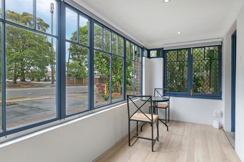 KOZYGURU ARNCLIFFE SYDNEY AIRPORT RENOVATED COTTAGE 3 BED HOUSE NAR232 - Tourism Canberra 2