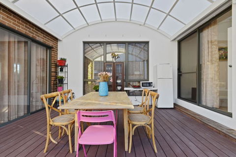 KOZYGURU Belrose Modern Designer 2 Bed + FREE Parking - Tourism Canberra 0