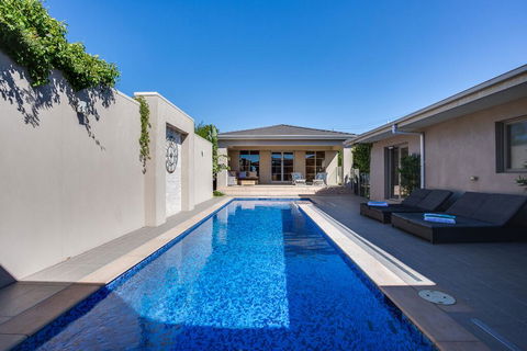 Kraimorie Large Family Beach House With Pool, Superb Water Views, Pool, And Games Room - Tourism Canberra 1