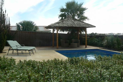 La Mer - Home With A Pool - Tourism Canberra 3
