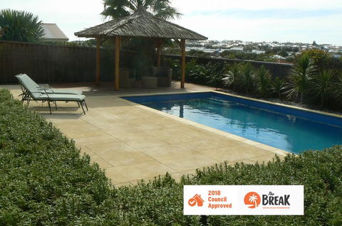 La Mer - Home With A Pool - Tourism Canberra 0