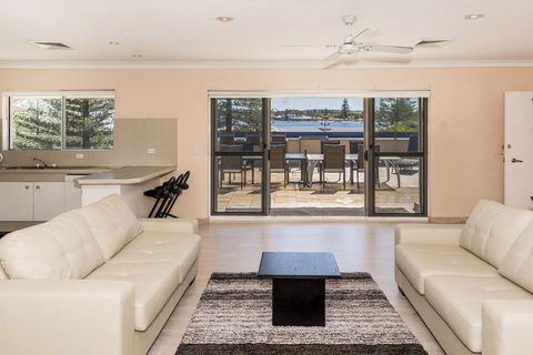 Lakeshore Apartments - Unit 5 - Tourism Canberra 2