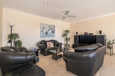 Lakeshore Apartments - Unit 5 - Tourism Canberra 3