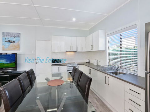 Lakeside Cabin - Tourism Canberra 0