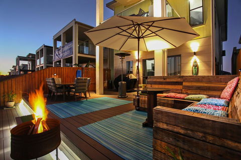 Lakeside Deck House - Tourism Canberra 2