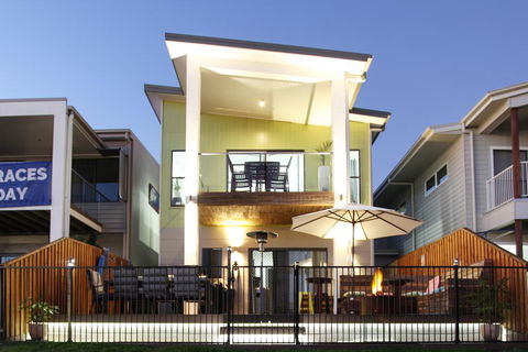 Lakeside Deck House - Tourism Canberra 3