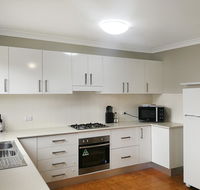Large 5-Bedroom House with Wifi  Netflix Close to Taronga Western Plains Zoo - Tourism Canberra
