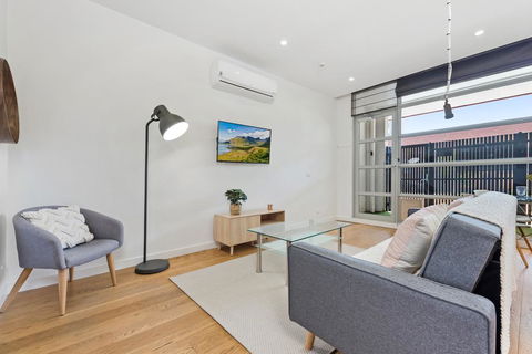 Light-Filled Beachside Apartment In Trendy Area - Tourism Canberra 1
