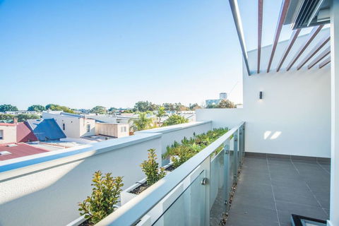 Luxurious Townhouse With Natural Light In Rosebery - Tourism Canberra 1