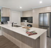 Luxury renovated home-5BR-meters from the beach - Tourism Canberra