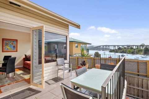 Manfield City Waterfront View Cottage - Tourism Canberra 1