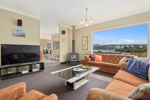 Manfield City Waterfront View Cottage - Tourism Canberra 0