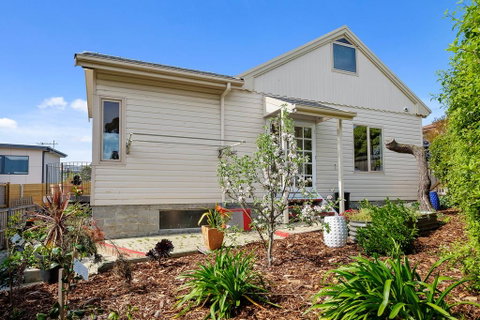 Manfield City Waterfront View Cottage - Tourism Canberra 2