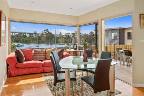Manfield City Waterfront View Cottage - Tourism Canberra 3