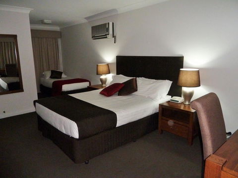 McNevins Tamworth Motel - Tourism Canberra 0
