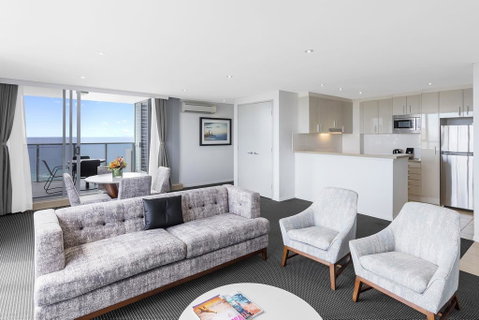 Meriton Suites Broadbeach - Tourism Canberra 3