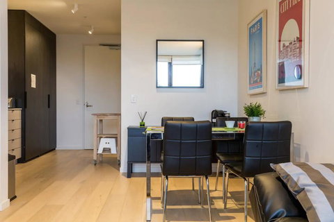 Modern 1 Bedroom Apartment In Tranquil Parklands - Tourism Canberra 3