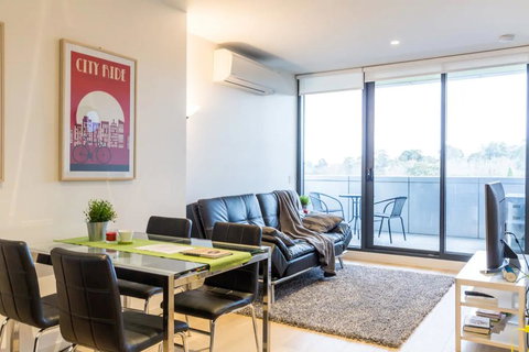 Modern 1 Bedroom Apartment In Tranquil Parklands - Tourism Canberra 0