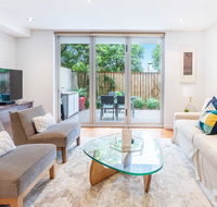 Modern apartment with large courtyard and short walk to Bondi Beach - Tourism Canberra