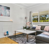 Modern Aus home on the edge of North Ryde Oval - Tourism Canberra