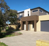 Modern Beachside 5 Bedrooms - Tourism Canberra