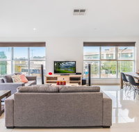 Modern Unit With Balconies Near Melbourne Airport - Tourism Canberra