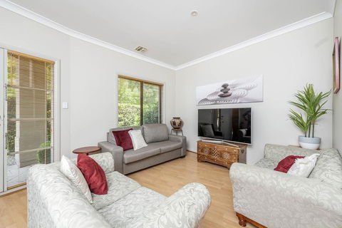 MOMENTS FROM BRADDON & ANU SPACIOUS And RELAXED - Tourism Canberra 3