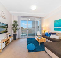 Near Airport  Train Station Stylish Two-Story Apartment - Tourism Canberra