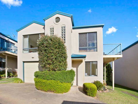 NELSON COVE 2 - Townhouse A Short Walk To Town - Tourism Canberra 0