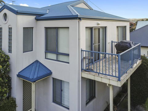 NELSON COVE 2 - Townhouse A Short Walk To Town - Tourism Canberra 2