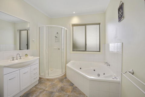 NELSON COVE 2 - Townhouse A Short Walk To Town - Tourism Canberra 3