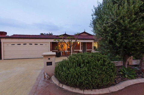 The Entertainer - Tourism Canberra 30